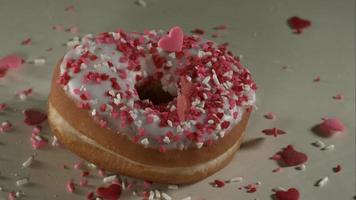 donuts caindo e quicando em ultra slow motion (1.500 fps) em uma superfície reflexiva - donuts phantom 029 video