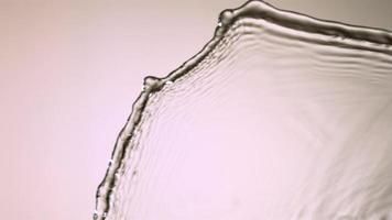 respingos de água em câmera ultra lenta (1.500 fps) em uma superfície refletiva - respingos de água 001 video