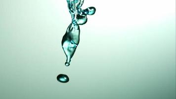 agua que se vierte y salpica en cámara ultra lenta (1,500 fps) sobre una superficie reflectante: el agua se vierte 121