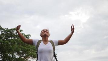 mouvement lent de femme avec les bras levés sur le lac et la montagne video