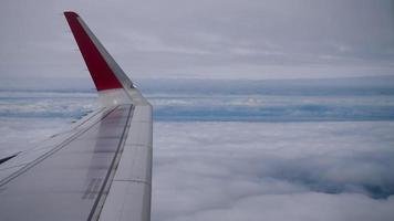 asa de um avião voando acima das nuvens da vista de plano da janela video