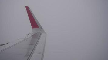 ala di un aeroplano che vola sopra le nuvole dalla vista del piano della finestra video