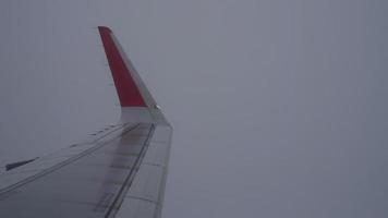 asa de um avião voando acima das nuvens da vista de plano da janela video