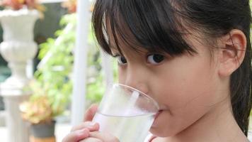 niña bebiendo agua dulce después de jugar
