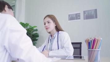professionell asiatisk läkare läkare team brainstorming i ett möte. video