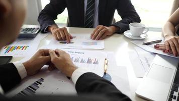 zakenpartners handshaking na ondertekening contract op kantoor. video