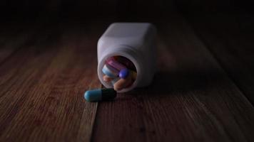 slow motion av medicinska piller flaska faller på golvet video