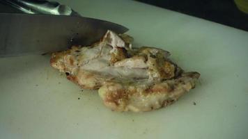 cocinar pechuga de pollo a la parrilla en rodajas con pimienta y hojas de orégano video