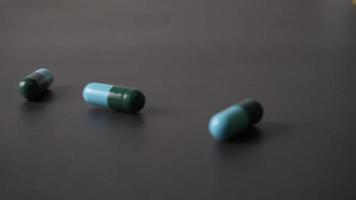 slow-motion av piller som faller på ett bord video