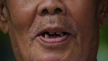 close-up de uma boca idosa falando video