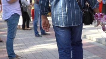 persone che camminano in città video