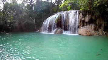 cascada de erawan, parque nacional de erawan en kanchanaburi, tailandia video