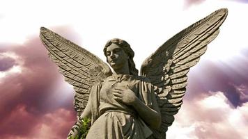 statyn av en ängel i tid förfaller moln