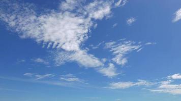 weiße Wolken bewegen sich video