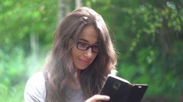 mujer joven con un smartphone video
