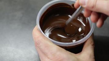 chocolate derretido em um recipiente de plástico
