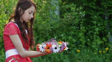 jonge vrouw met een krans van bloemen video