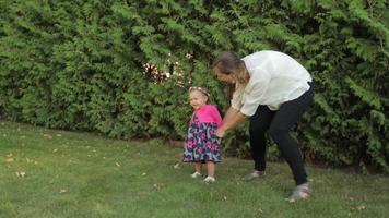 maman joue avec sa petite fille dans le parc video