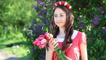 mujer joven con una corona de flores video