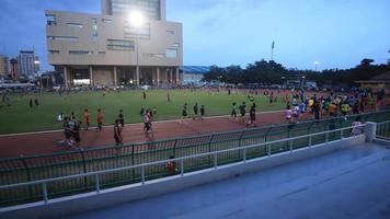 gente corriendo en una pista de atletismo video