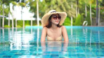ung kvinna som kopplar av i en pool