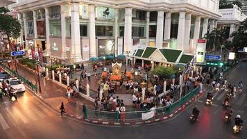 Erawan-helgedomen vid Ratchaprasong-korsningen i Bangkok, Thailand. video