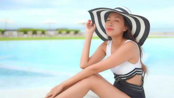 vrouwen rond zwembad in resort om te ontspannen in de vakantie video