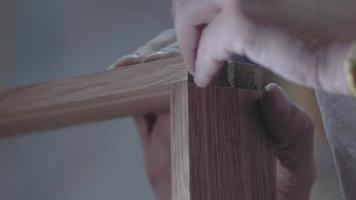 close-up de uma mão marcando com uma faca de carpintaria na madeira video