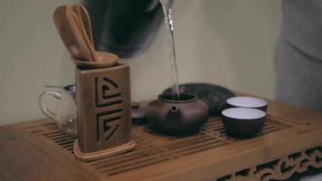cérémonie du thé, feuilles de thé puer, théière en terre cuite video