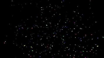 confetti saluut exploderende in de lucht op geïsoleerde zwarte achtergrond video