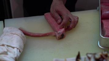 roher Thunfisch wird in Scheiben geschnitten video
