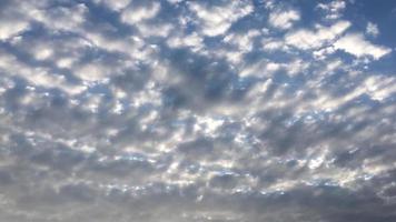 zijdezachte wolken op een zonnige dag video