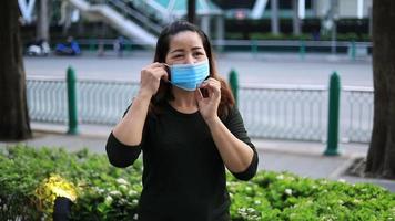 Portrait de femme portant un masque de protection video