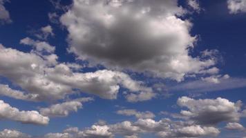 zachte wolken bewegen in de lucht video