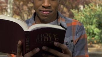 Jeune homme chrétien lisant le concept de foi biblique video