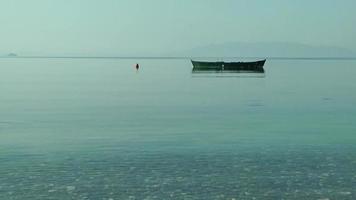 velho barco de madeira amarrado ao mar calmo video