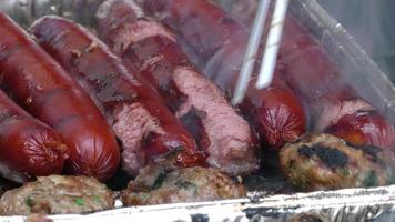 barbecue de saucisses et boulettes de viande