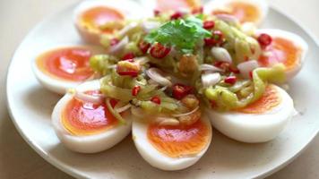 zachtgekookte eieren met pikante salade
