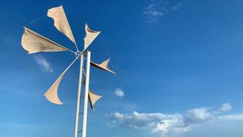 éolienne ou moulin à vent avec fond de ciel bleu video