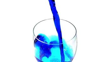 blaue Tinte in das Weinglas gießen