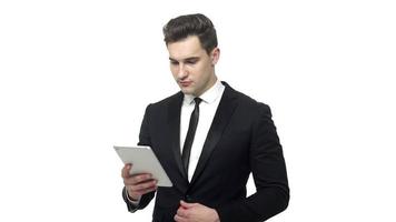 jeune homme d'affaires venant sur une tablette video
