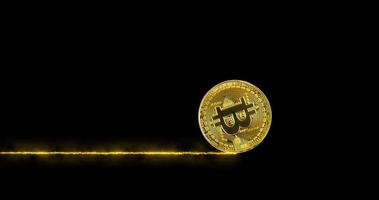 Rolling Gold Bitcoin auf einem schwarzen Hintergrund.