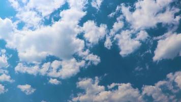 blauer Himmel mit Wolkenlandschaft video