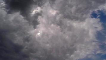 el movimiento de las nubes contra el fondo del cielo video