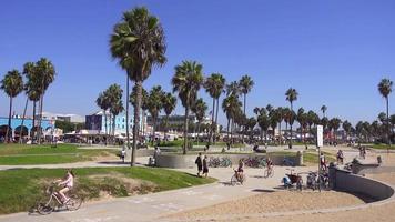 hardlopers en fietsers op het strand van Venetië 4k video