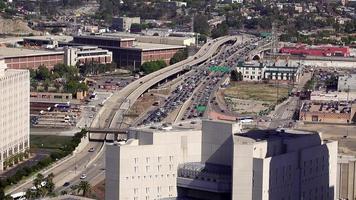 Stoßstange an Stoßstange Verkehr in der Innenstadt von Los Angeles 4k video
