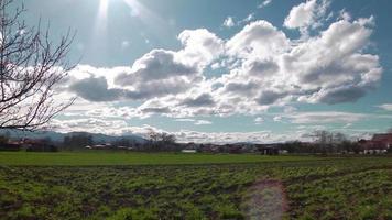 vista de um campo com campos e nuvens video