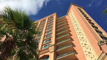 Dubai Hotel mit Palmen Perspektive 4k video