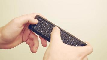 Mann tippt auf TV-Fernbedienung Tastatur 4k video