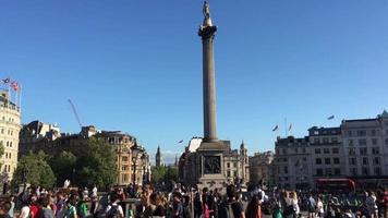 folkmassan på Trafalgar Square med utsikt över Big Ben i London, England 4k